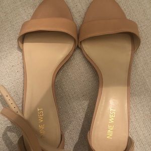 Nine West nude kitten heel